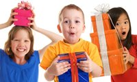 Радостные дети с подарками