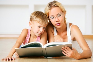 Ребенок и мама с книгой